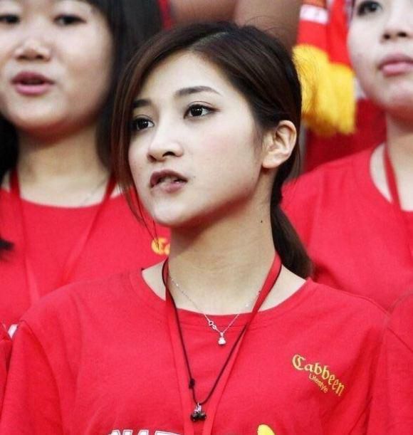 美女在